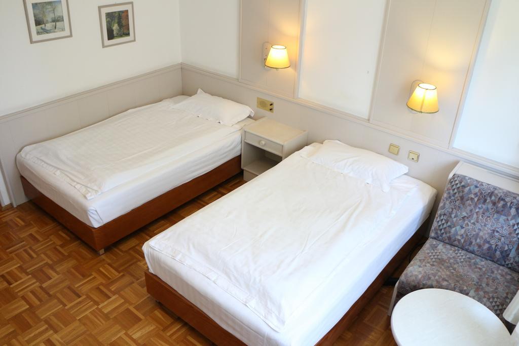 Hotel Wasserpalast - Breakfast For Free!!! Štýrský Hradec Pokoj fotografie